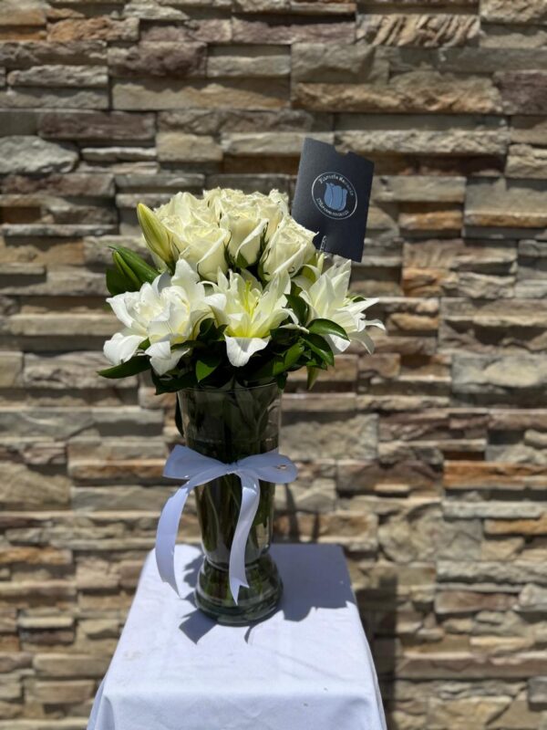 Jarrón Atado 12 Rosas Blancas y Lilys